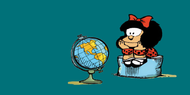 Mafalda, sobre un banquito observa el mundo